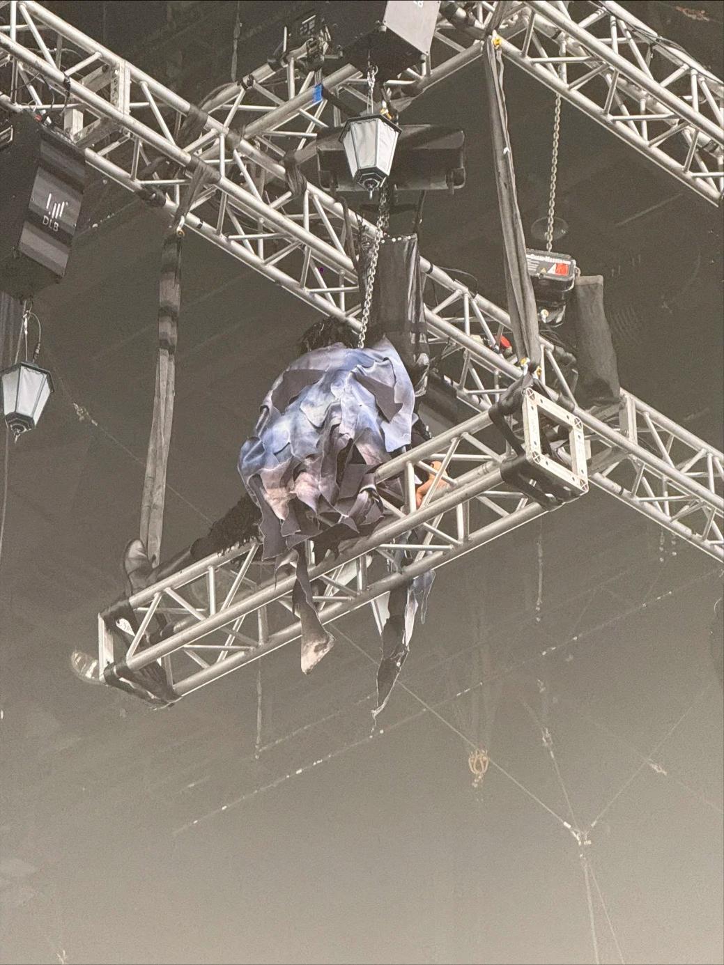 杨千嬅这次口碑真的翻车了，她的伴舞小哥，被吊在空中一晚上，从开场吊到演唱会结束才