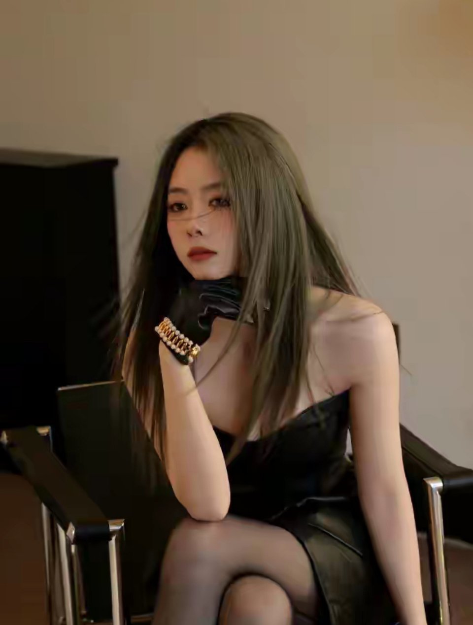 谭松韵她带上手套那一刻，我差点以为她是“豪门千金归来”