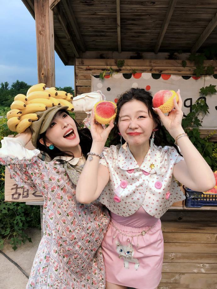 章若楠说我爱的女孩是金靖谁能不爱章若楠章若楠和金靖这种松弛友谊太让人羡慕啦！章若