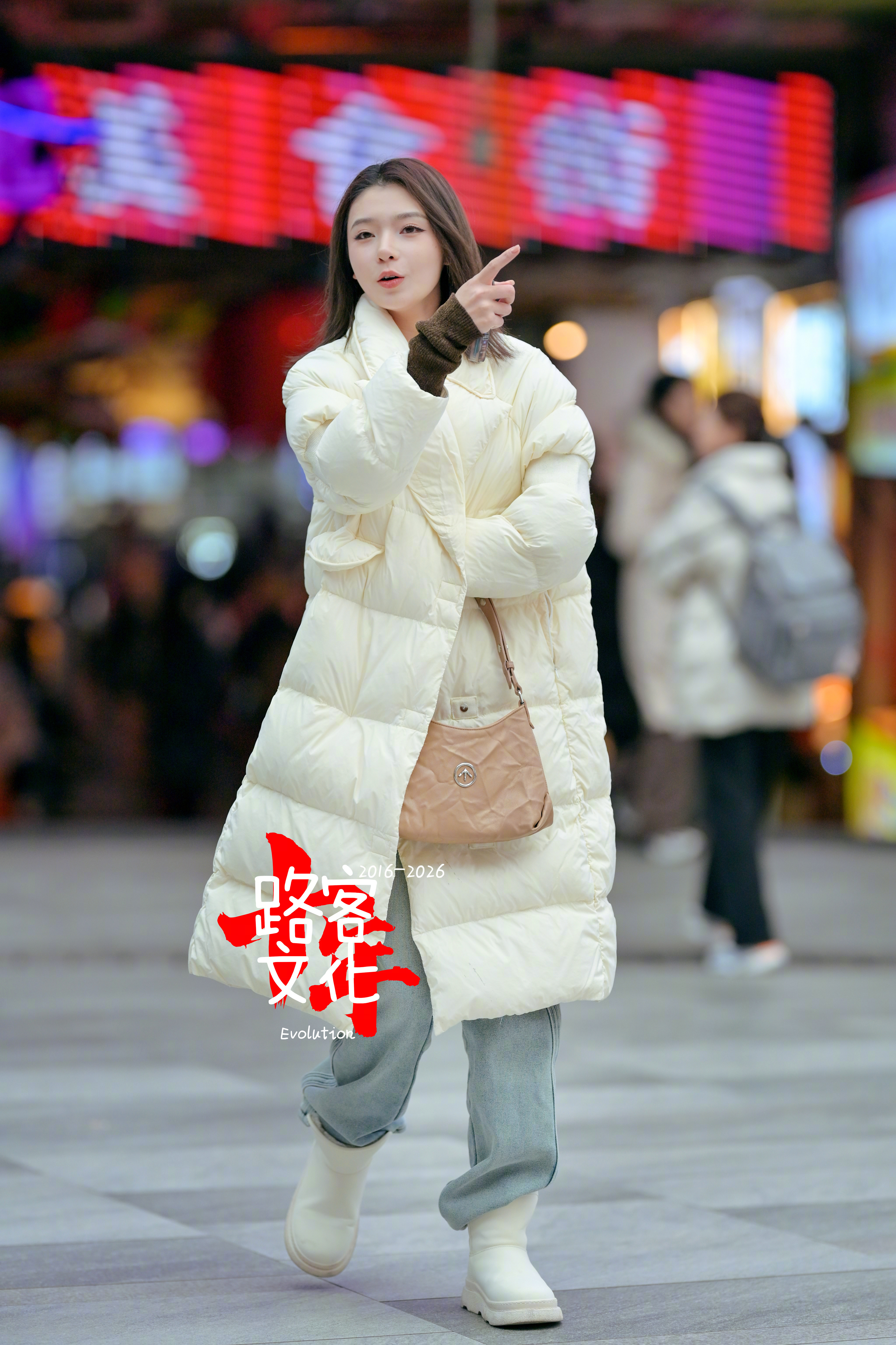 小姐姐好漂亮冬天的正确打开方式：保暖+时髦=完美！羽绒服配毛线帽，保暖又时尚！