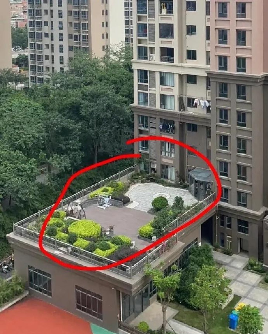 买二楼送大露台，这便宜你敢捡吗？有人说，这种大露台属于公共区域，二楼住户只有使用