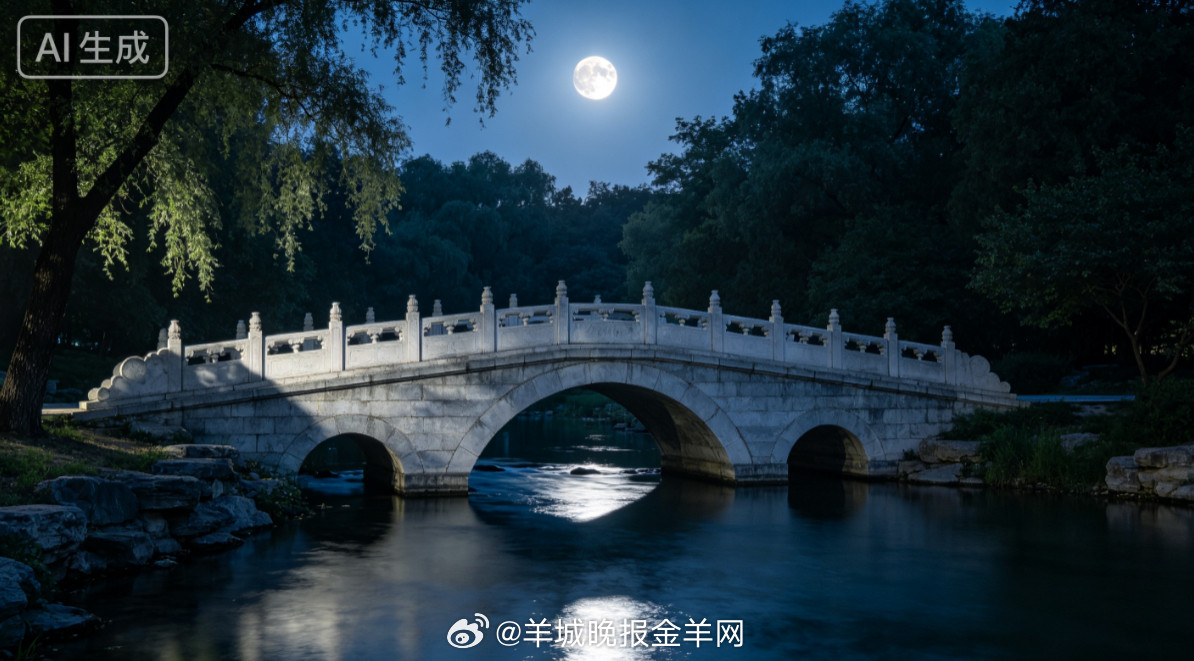 #晚安#月光落在安静的石桥上，桥下溪水映着银白倒影，岸边树影轻轻落在石面。在这