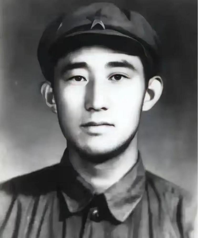 1949年，潜伏在敌人内部的吴荣森，已经引起了特务的怀疑，他察觉到危险后，正准备