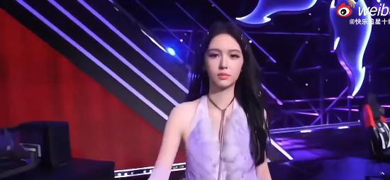 周也是电竞文女主吧镜头之下的周也状态舒展大方，一出场就自带十足的压迫感，很多看
