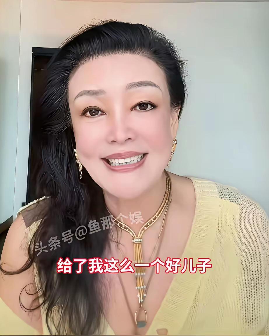 汪大爷是最淡定的爷爷，有最佛系的心态，儿媳马小梅生产当晚，全家都守在产房外焦急