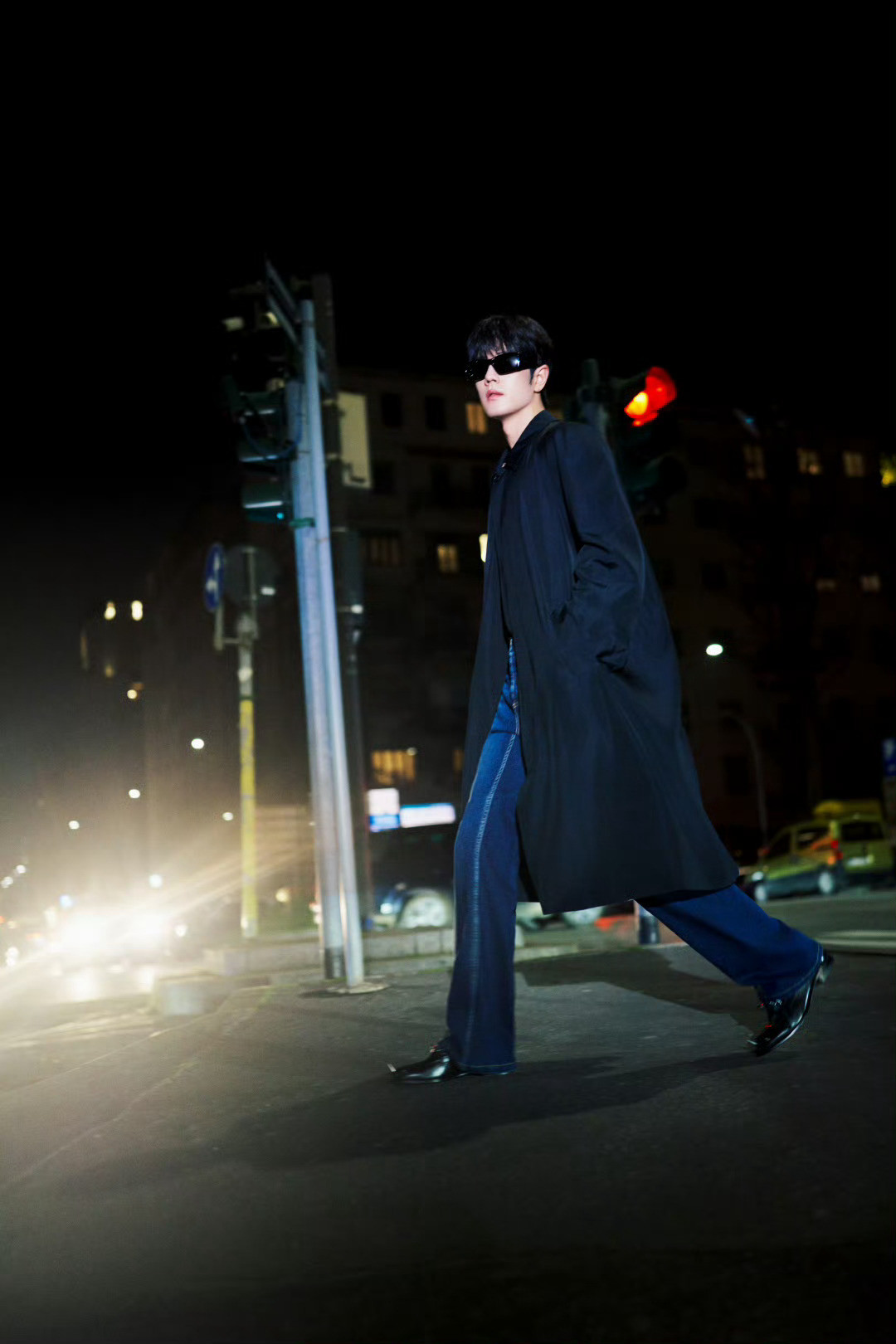 肖战墨镜看秀造型肖战以经典为底与先锋相遇肖战GUCCI墨镜看秀造型，以经典为底