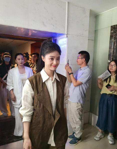 蒋欣参加活动近照，人瘦了好多啊蒋欣近照，她参加新剧活动的画面，本人脸好小，也很