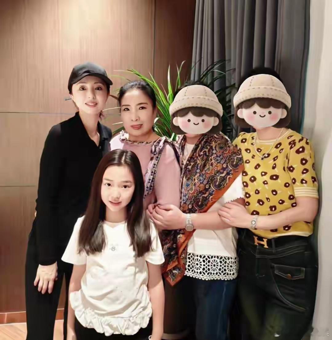 董璇张维伊一家与好友聚餐，还挺配