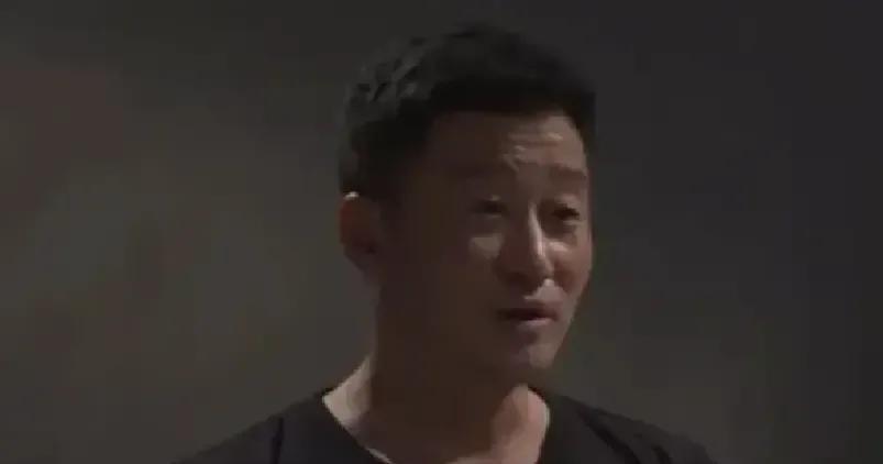 打断主持人后，吴京对着镜头讲了整整八分钟。台下导演的手势他装作没看见。剪辑师