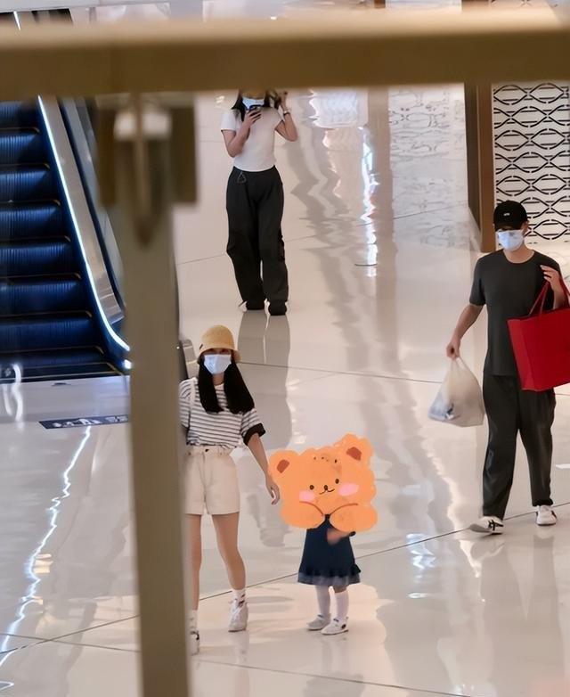 40多岁任重推车拎包陪孙骁骁带娃逛街，女儿跑向妈妈她笑弯眼，一看镜头立马变脸，网友：这是护娃还是被拍