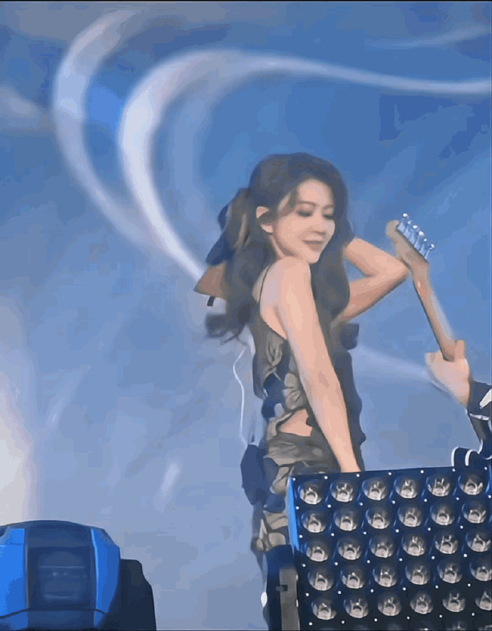 她真的好会扭啊你敢信她已经43岁了吗？女神依旧