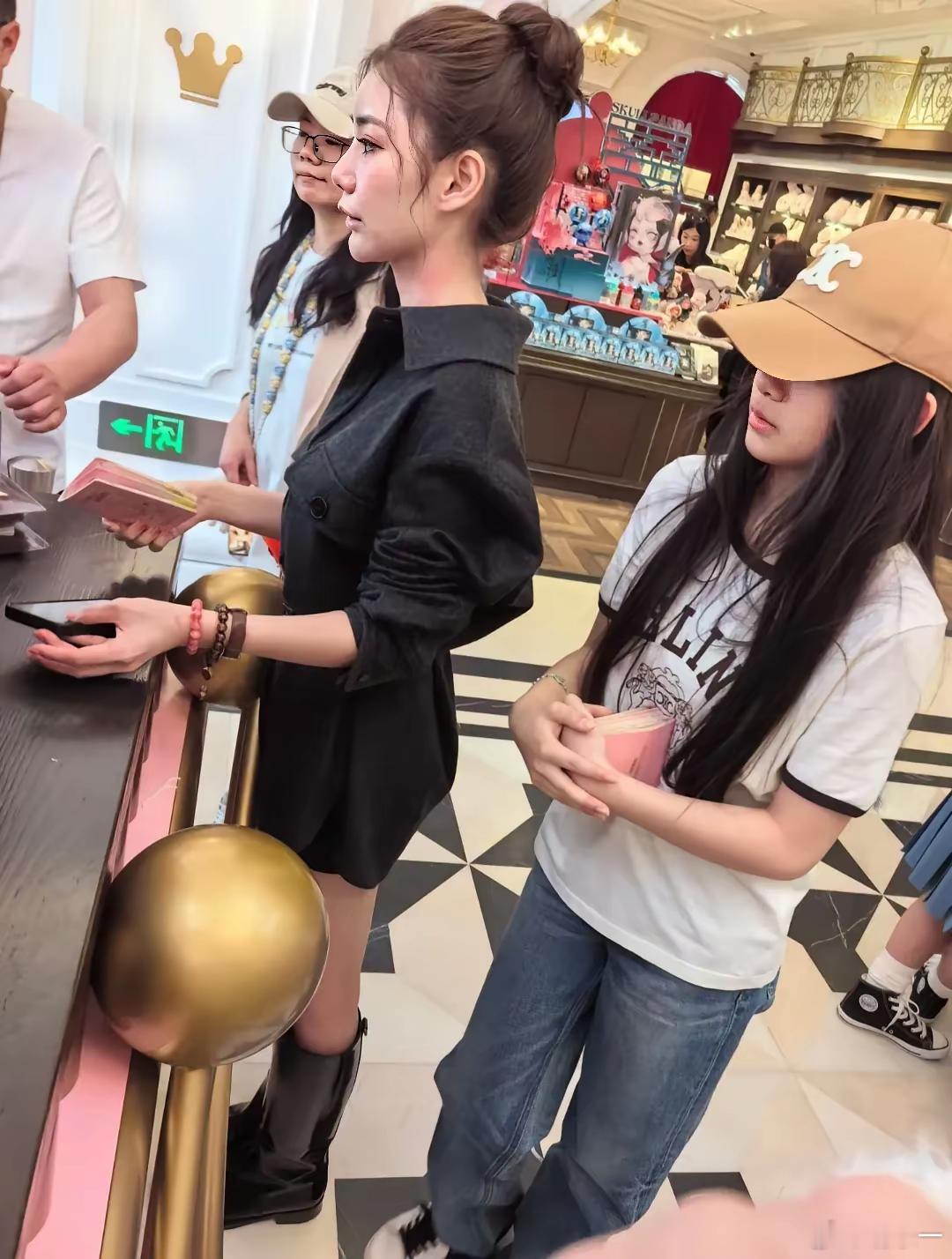 汪小菲和张兰真不应该把大S的女儿小月儿扔给马小梅和保姆…全网都在夸马小梅对孩子好