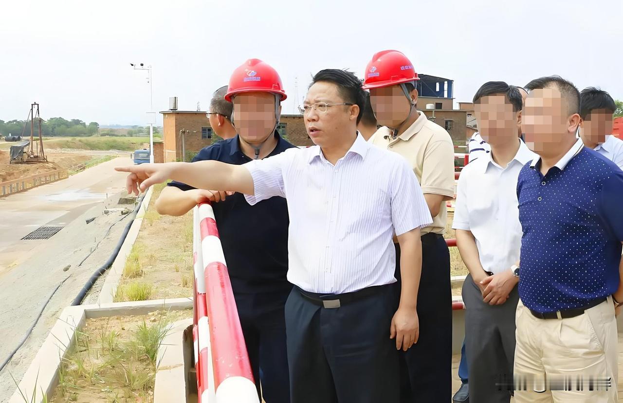 几年前我在福建省泉州市一个项目工地干活时，有一天几辆丰田商务车停在了工地门口，一