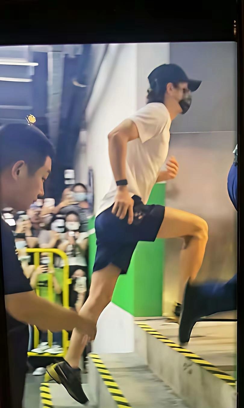王一博这简直是教科书版的体育生分解动作。​​​