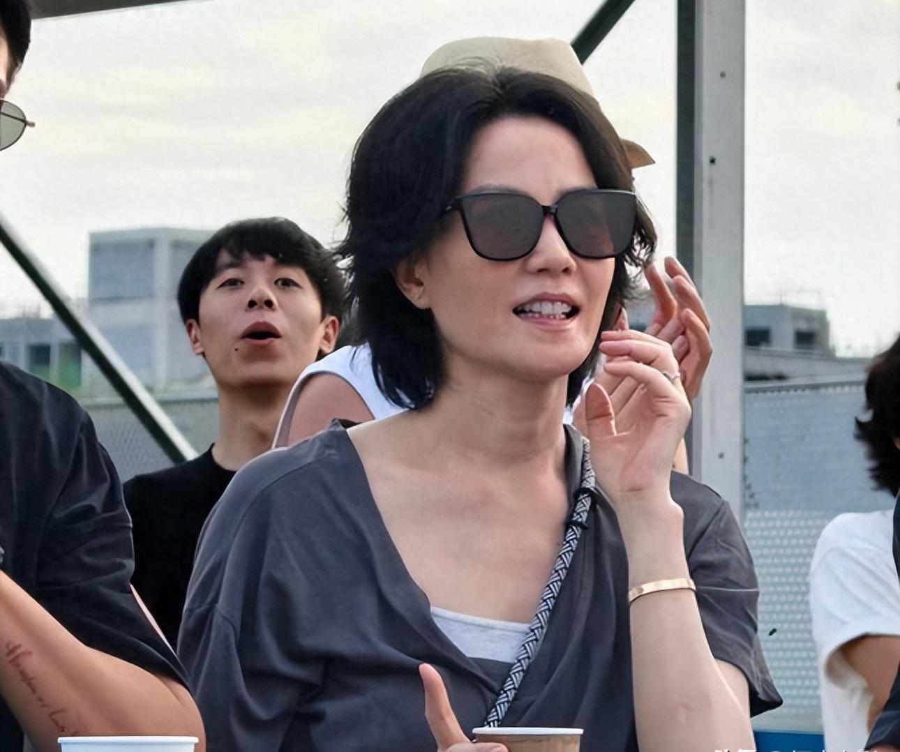 母亲捧场成导火索？窦靖童宋妍霏关系又被“实锤”？阿那亚音乐节上，窦靖童登台，王菲带李嫣到场，年近60