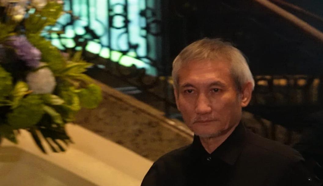 施南生追思会正式举行！徐克一早现身现场打理，眼神中透着哀伤。除此之外，还有诸多