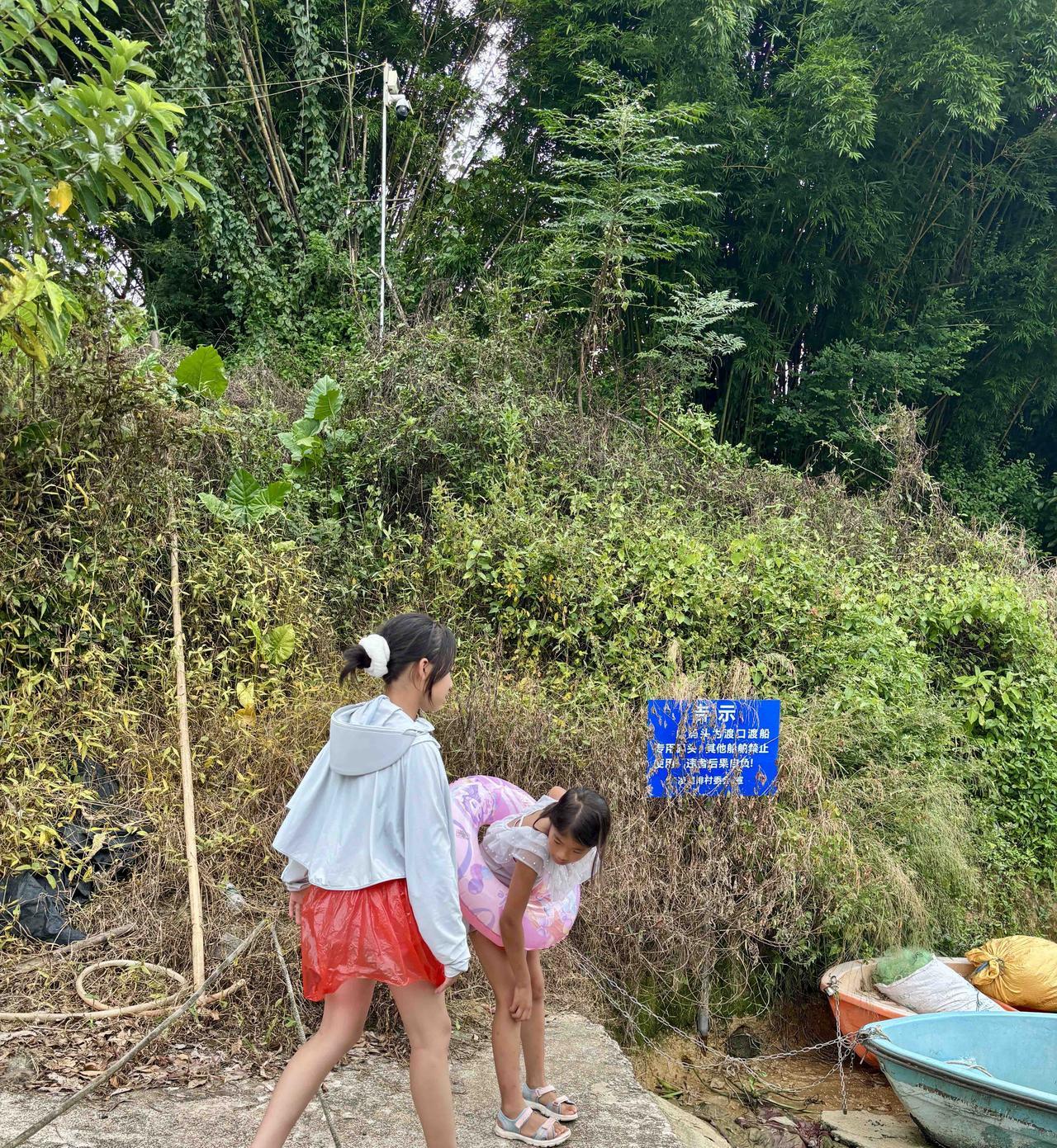 炎热的夏季，小孩子都喜欢玩水，但还是有讲究的，尤其是小女孩。前天，几位年轻的妈