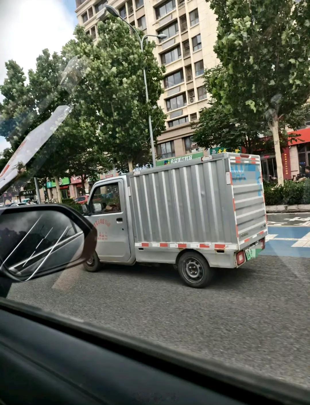 五菱细狗小货车，感觉还没那剁椒鱼头大呢​​​