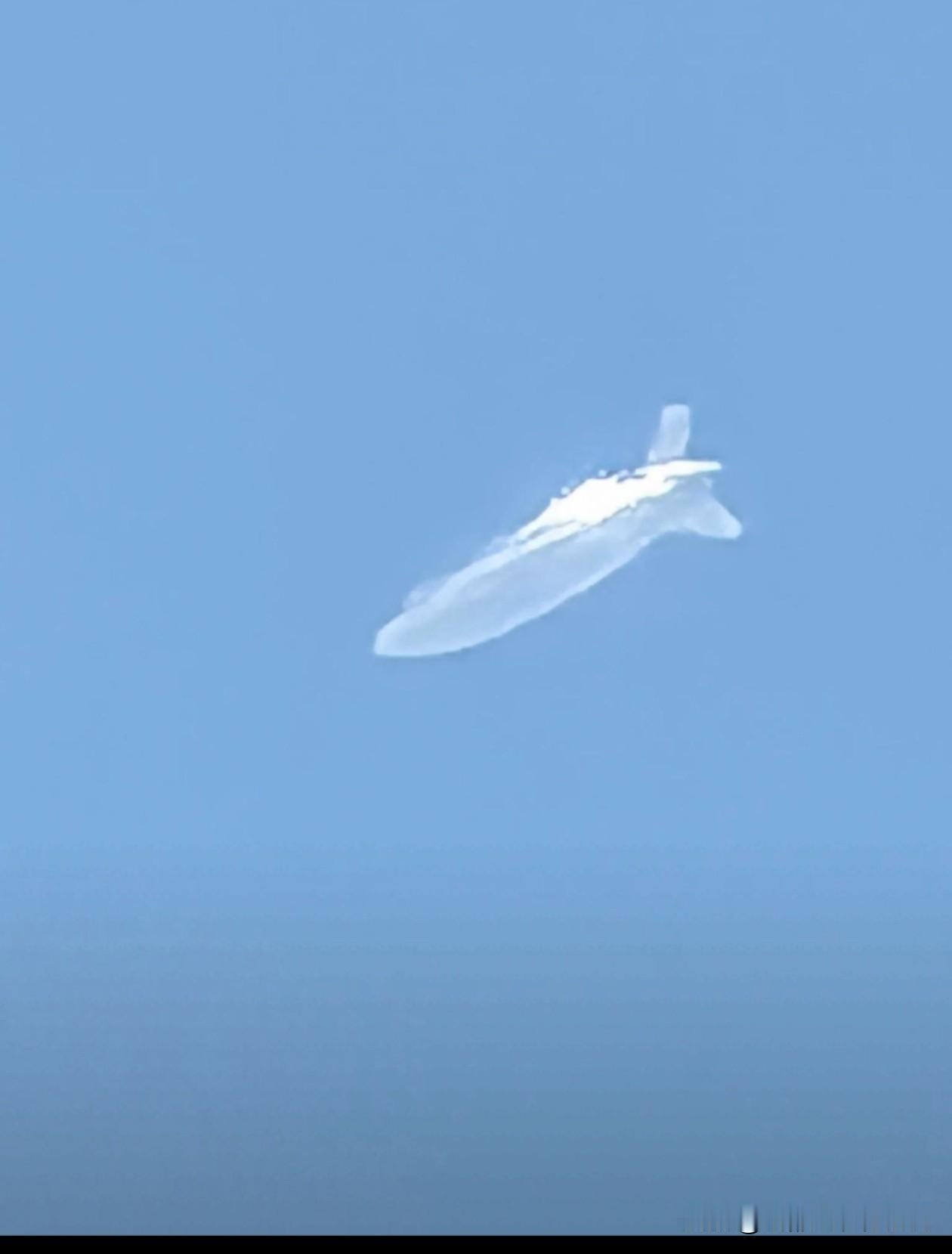 成都都江堰上空惊现不明飞行物！半透明、无声、平稳飞行…官方回应来了9月23日一