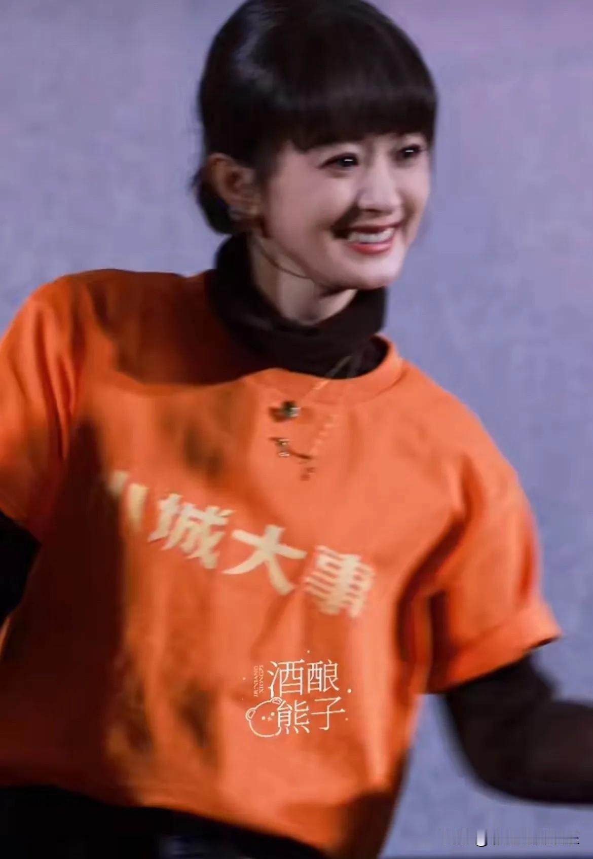 赵丽颖也老了，眼神凌厉脸颊无肉，再也不是当年杉杉来了的肉感美女了。赵丽颖的颜