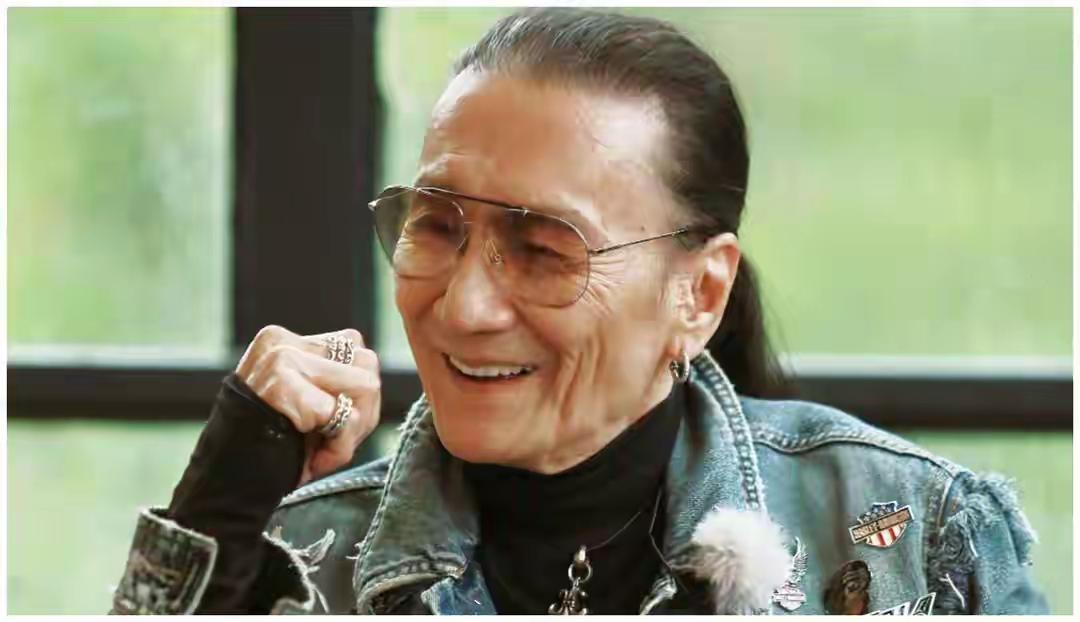 谢贤这辈子最大的成就，是儿子谢霆锋谢贤当年拍戏也很赚钱，但因为沉迷赌博乱