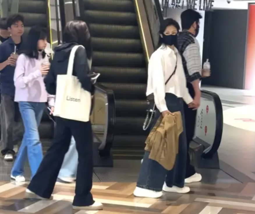陆毅郭京飞两家逛街鲍蕾鲍莉姐妹经营婚姻各有妙招