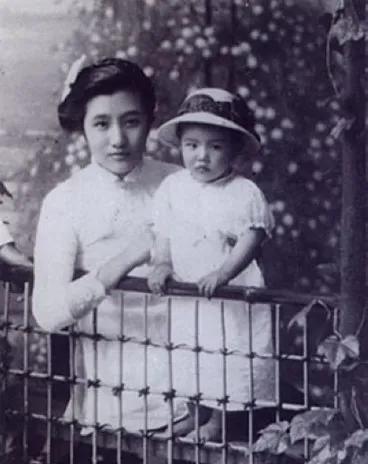 1914年，26岁的夏之时听说14岁的董竹君要做“大先生”了，立刻去帮她赎身，可