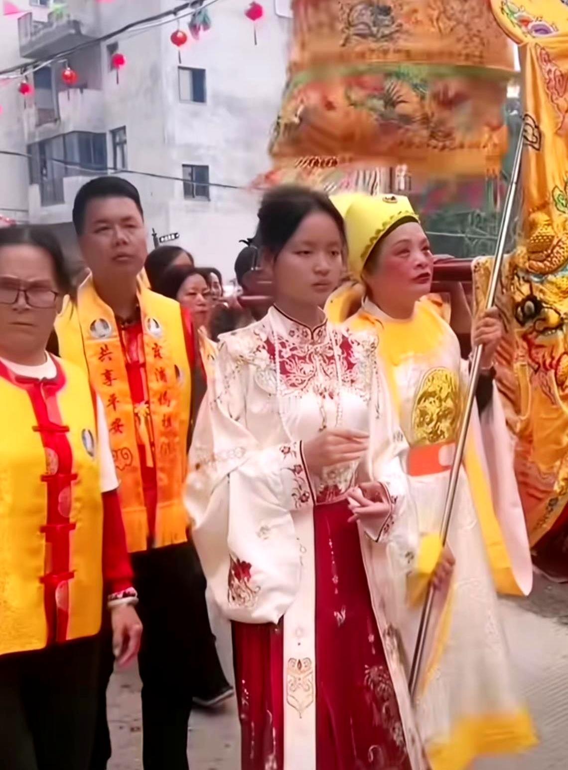 这事真不是瞎编的，网上那段视频一出来，很多人都看愣了。妈祖巡游的时候，路边站着