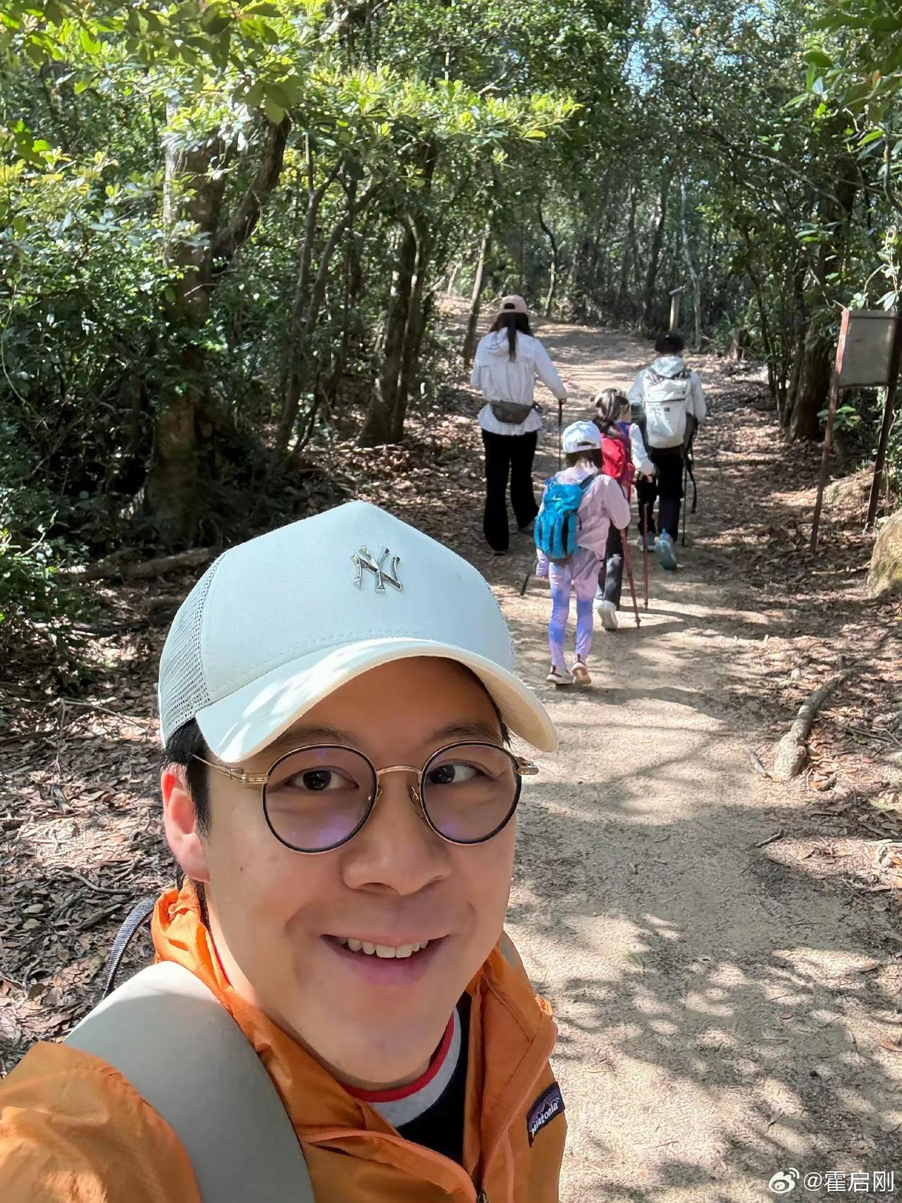 3月15日，郭晶晶霍启刚一家五口爬山，一家人同框画面温馨又幸福！霍启刚在社交平