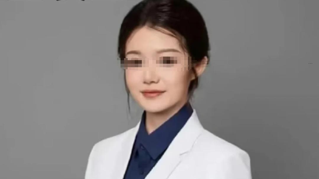 家世逆天,年轻貌美的董小姐,为何钟情于39岁已婚男医生肖飞?