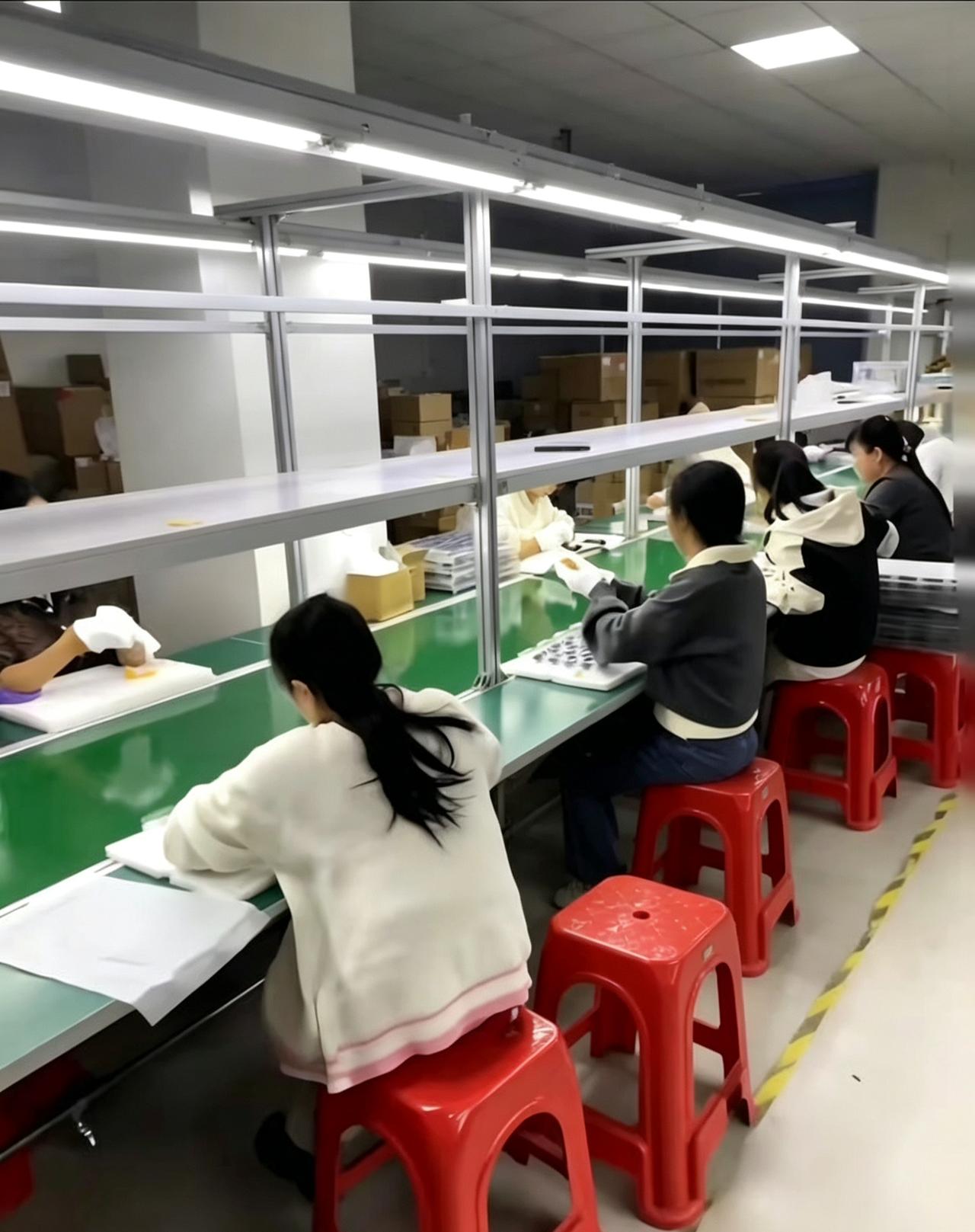 刚进电子厂上班那会，工位边上坐了个大姐，我总看见她自己跟自己念叨。干活的时候嘴