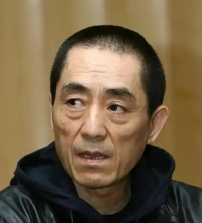 张艺谋回老家，看见俩弟弟坐在马路边修轮胎，裤腿空空，手裂得跟树皮一样。他当场