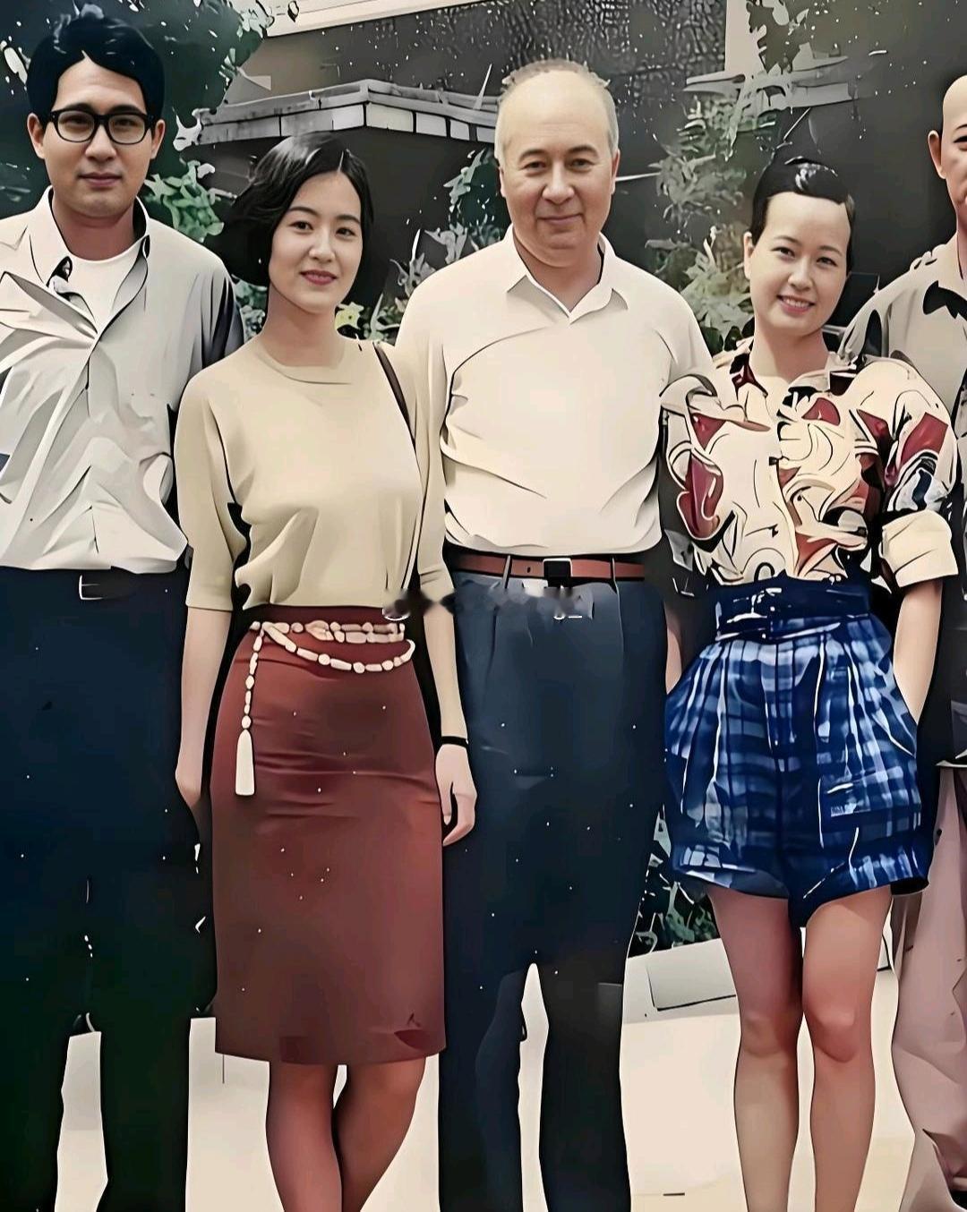 一张照片，暴露了90年代初真实的贫富差距。左边是港台的秦汉、林青霞，衬衫西裤，红