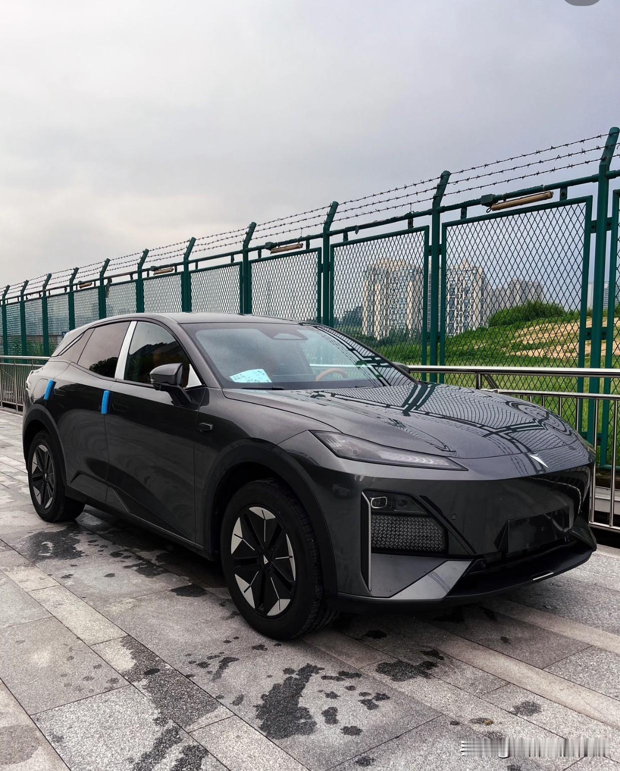 提车刚满月的02年同事小琳，最近成了我们办公室的“红人”。倒不是因为新车深