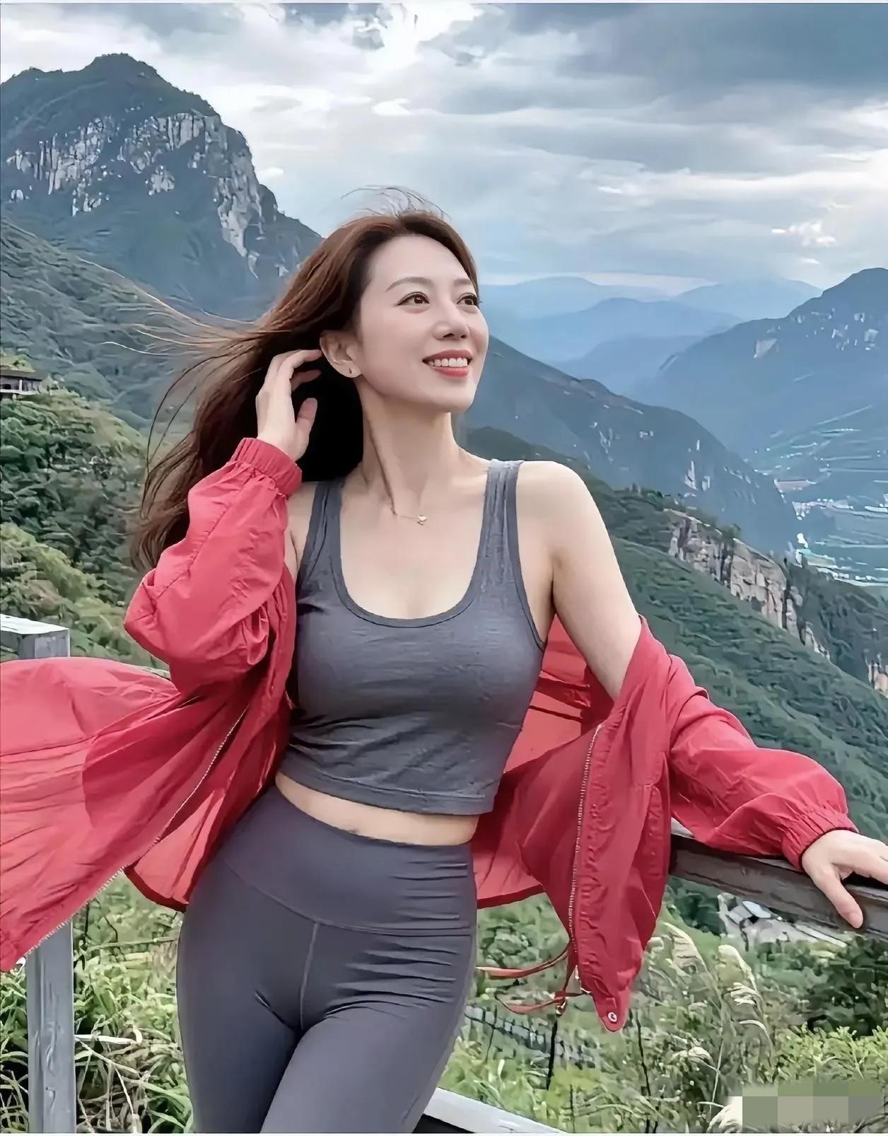今天在山里待了一下午，风一直在吹，云慢悠悠飘着，远处的山一层一层的，看着心都静了