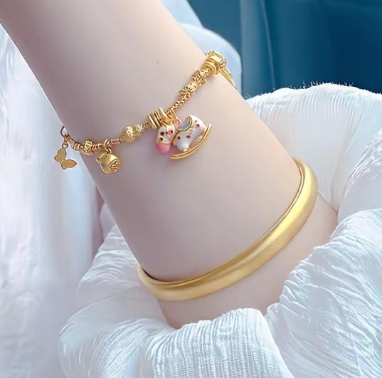 我们家每个女人都有金手镯，都是30克左右的。婆婆的金手镯是我买的，龙凤花纹，