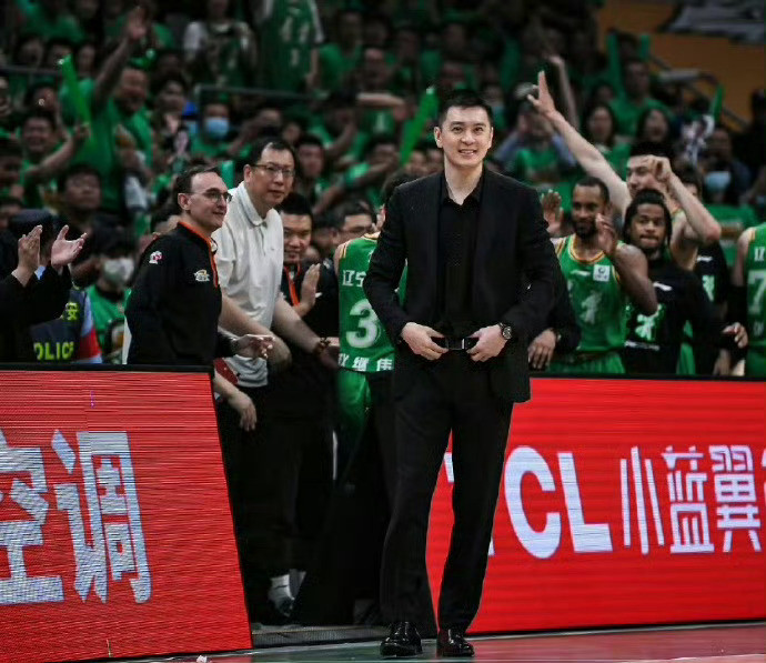 谈道离开辽宁有什么感受以及会不会回到辽宁男篮？杨鸣指导表示：“离开辽宁算很正常，