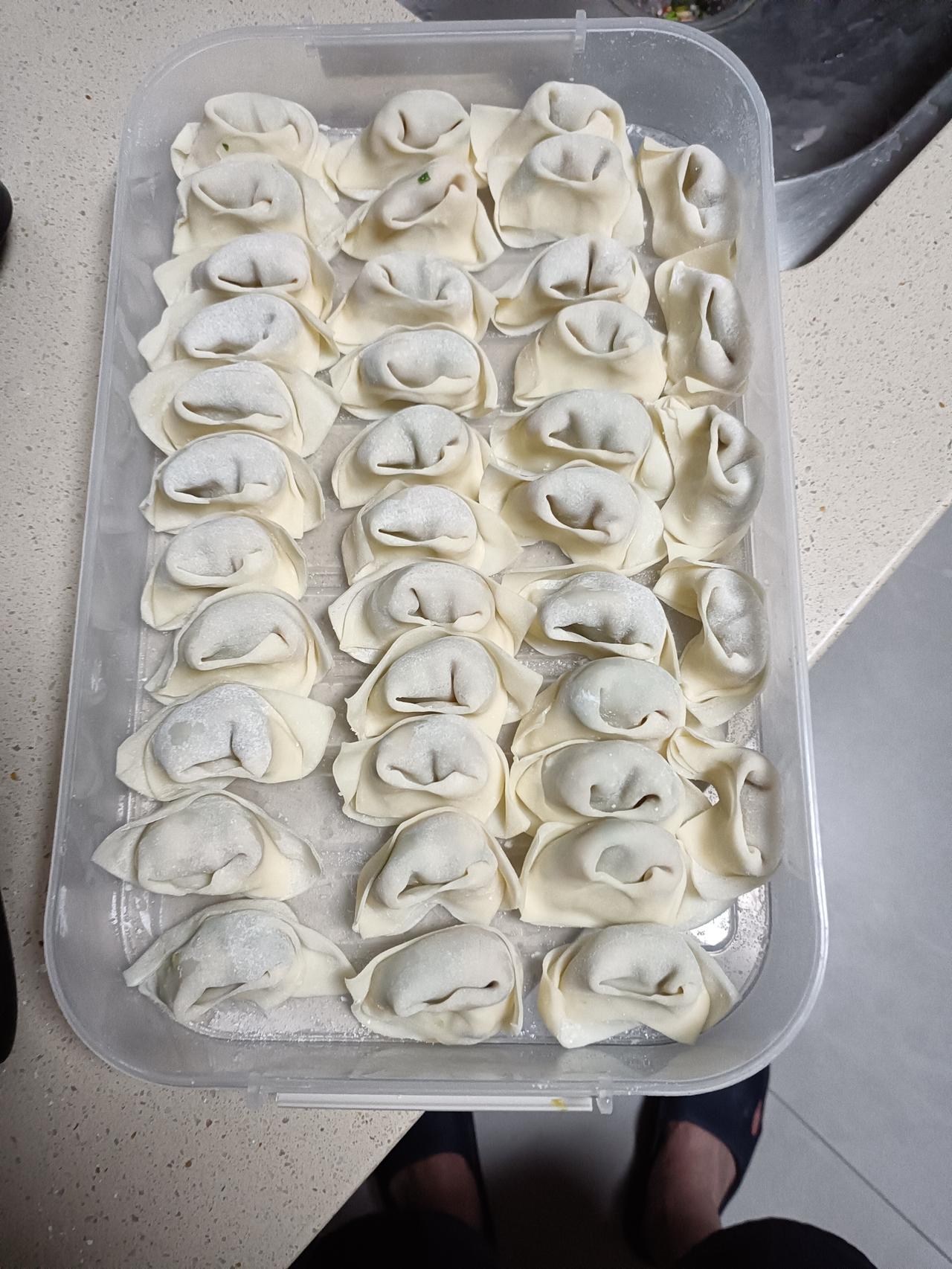 自己裹的菜肉小馄饨，连着两次，一共裹了大约180只，每次耗时近2小时。