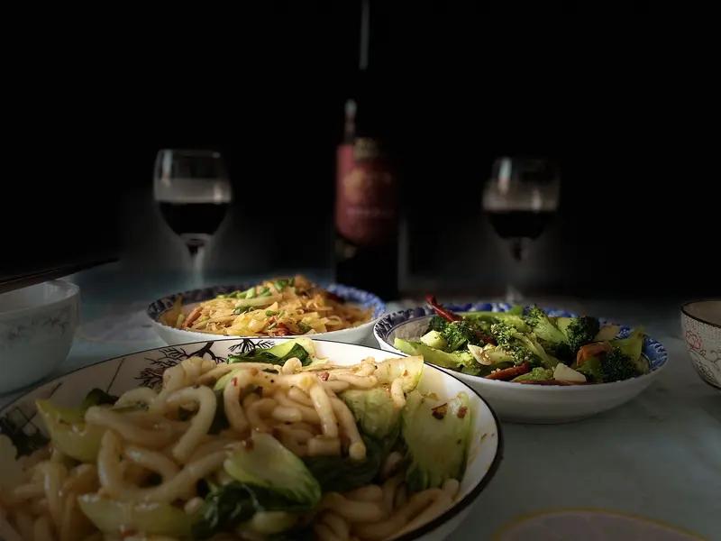 很多人都觉得“晚饭要七分饱”，但对于65岁以上老人，这原则可能得改改。随着年龄增