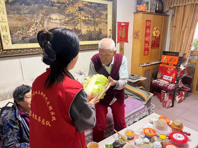 河北里社区: 情暖重阳爱心白菜温暖老人心