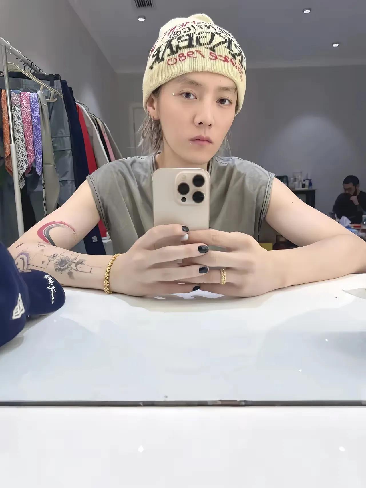 家人们，现在全网都在说关晓彤或许最后悔了。本以为和鹿晗分手是及时止损，可没想到鹿