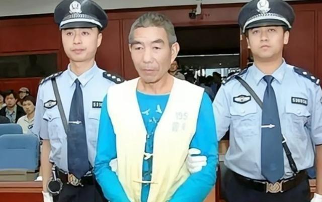 云南晋城镇，一个60多岁的老人，从2007年开始，时常推着板车卖便宜的“鸵鸟肉”