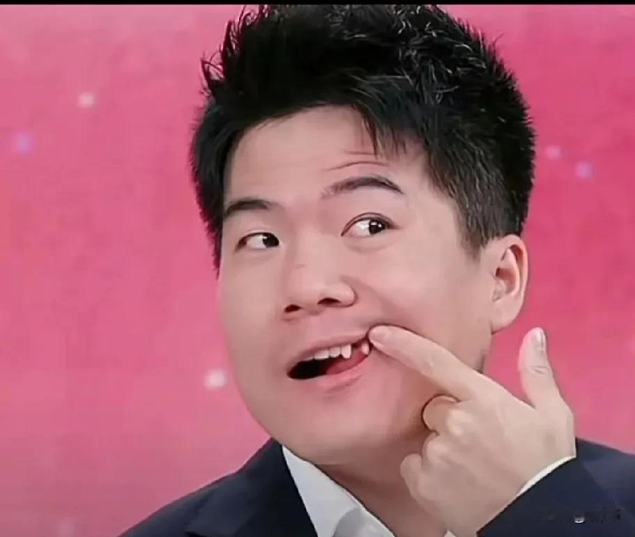 董宇辉娇嗔道:“我缺颗牙，看我顺眼的说我像哪吒，看我不顺眼的说我像什么量仙翁，唉