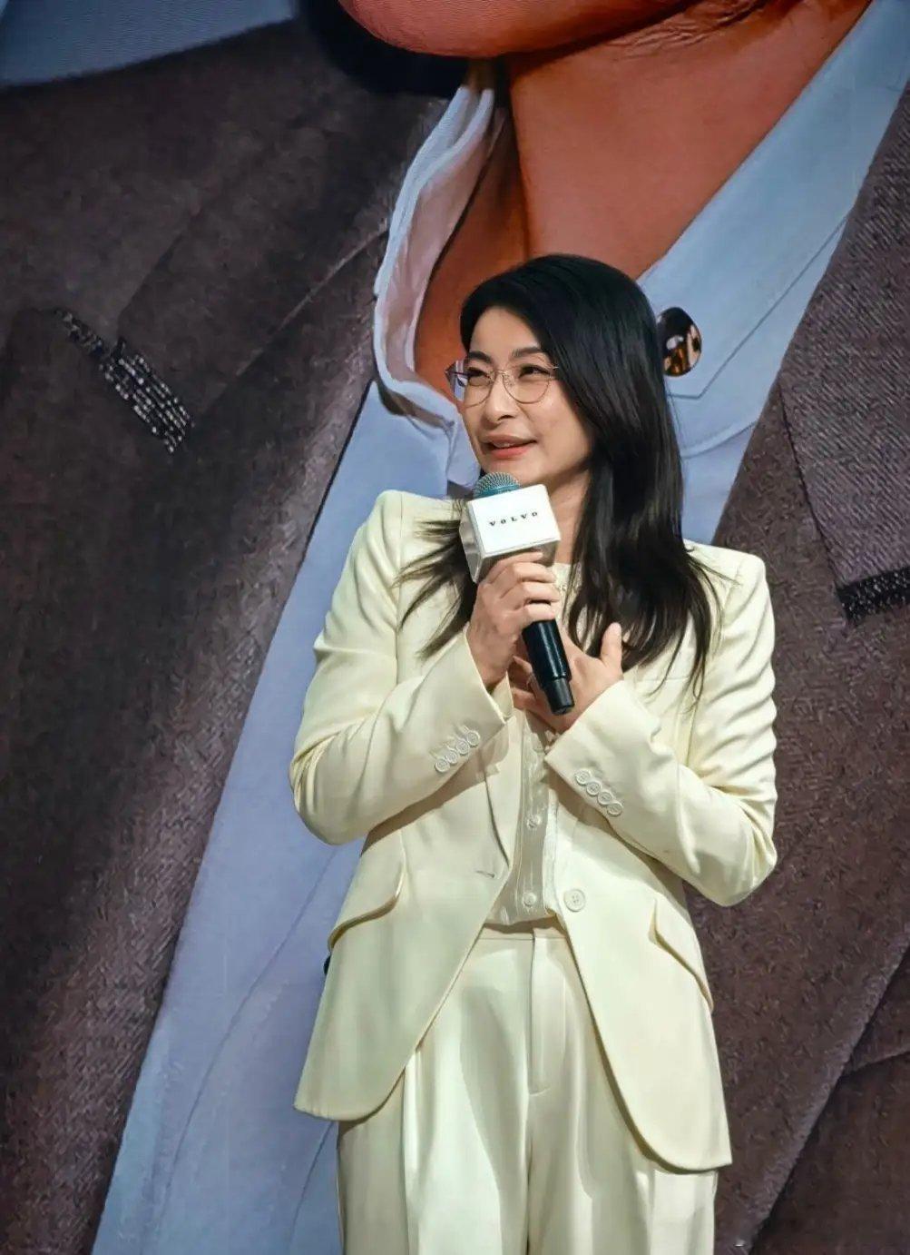 郭晶晶身着一身米色西装，身姿挺拔，自信满满。那股由内而外散发的大气与从容，仿佛与