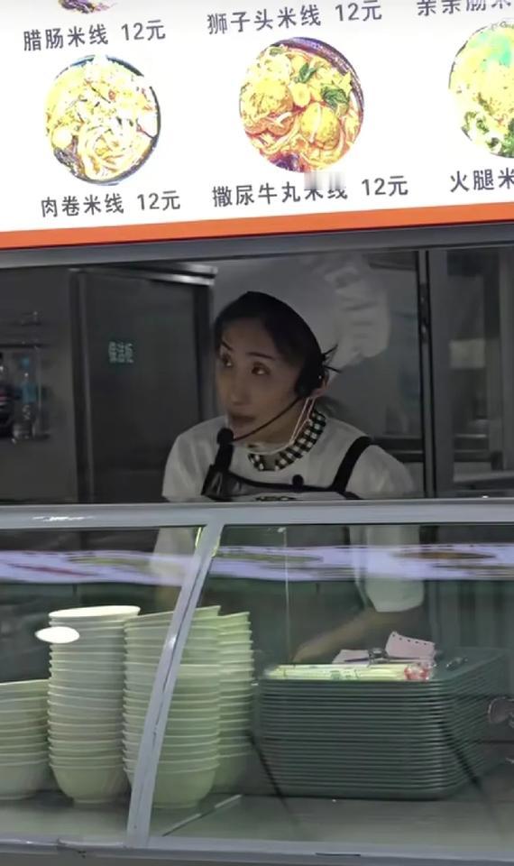 步履生花，行稳致远！能说出这句有水平话的阿姨，都是延边大学的扫地憎，看不出来一