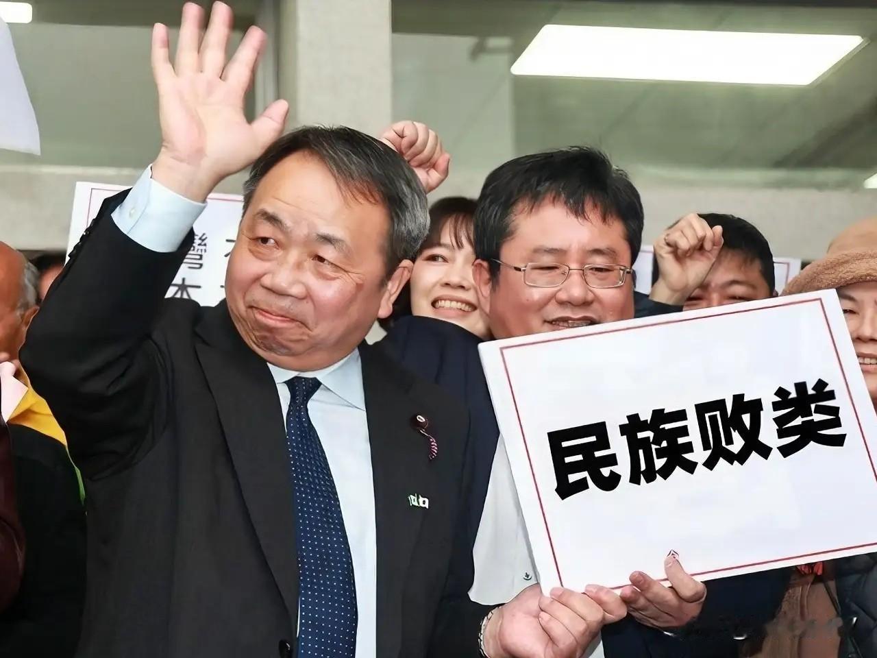 窜台的石平遭遇迎头痛击，新党副秘书长游智彬在其活动现场，高举“汉奸”标牌怒声斥责