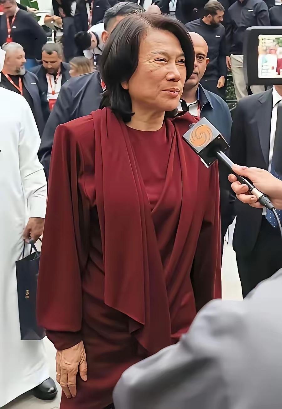 董姐怎成这样了？很明显图像处理失真，同一个人，图2比图1舒服多了。毕竟71岁的人