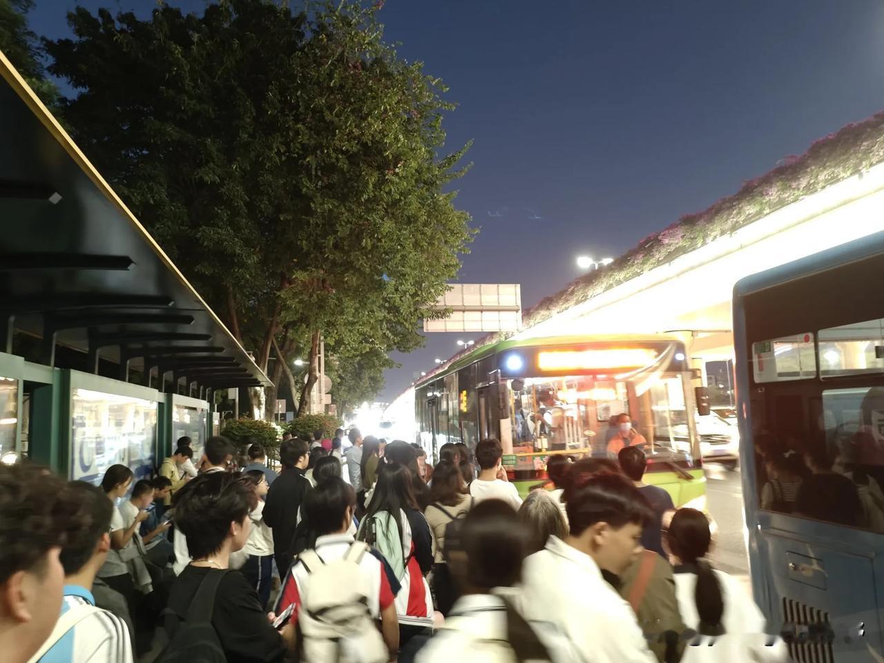 番禺广场公交站应该是目前广州少有的几个能维持那么大客流的公交车站了。基本上在每天