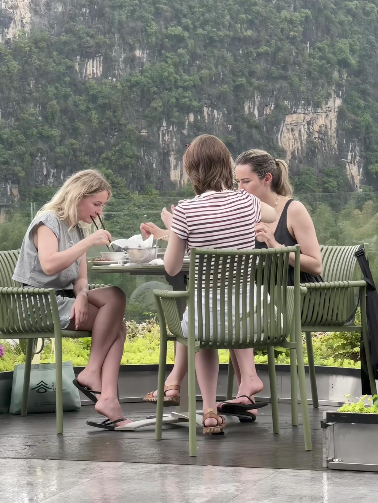 阳朔，突然而至的雨，没有外国人放弃桂林米粉，穿上雨衣继续吃，从容淡定。这么好的空