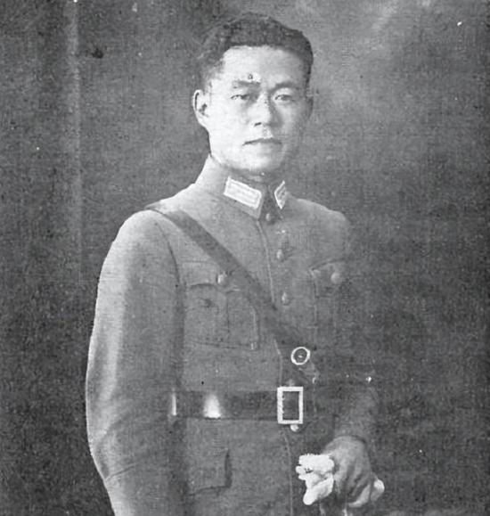 1960年，北京颐和园。五个黄埔一期出来的老同学，围着一桌简单的菜，就着温热的黄